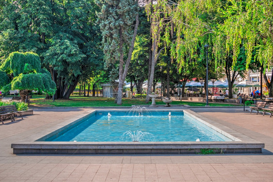 多瑙河保加利亚鲁塞072619保加利亚鲁塞市自由纪念碑附近的小喷泉阳光明媚的夏日保加利亚鲁塞市自由纪念碑附近的小喷泉艺术图片
