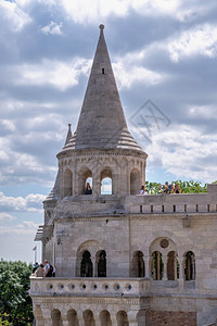 首都天匈牙利布达佩斯1802年月8日渔民在匈牙利布达佩斯的上城Buda上的Bastion在匈牙利布达佩斯一个阳光明媚的夏季早晨中图片