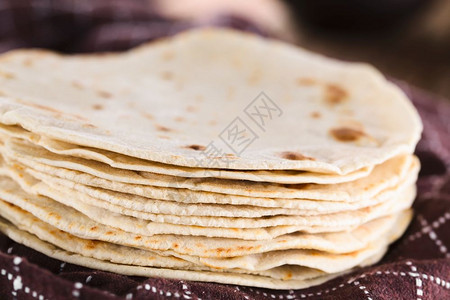 烤肉墨西哥在厨房毛巾上新鲜自制面粉玉米饼选择焦点重在玉米面条前头三煮熟的图片