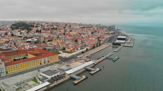 里斯本天线和葡萄牙黄昏商业广场的全景空中视线黄色的历史建筑学图片