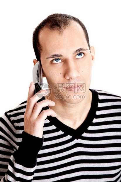 男独自的年轻人在用手机说话担心某事孤立于白种背景的年轻人自然图片