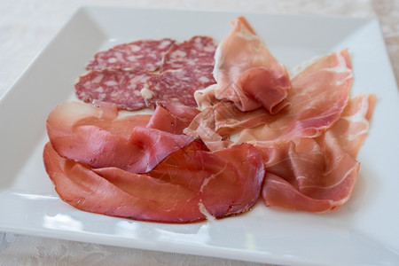 美食品种物在餐厅的白色盘上做各种意大利腊肠混杂的意大利香肠图片