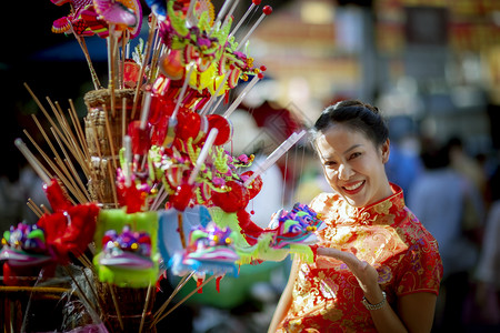 漂亮的穿着传统服装的女在YaowratChinatownlandbangkokthailand上笑着脸玩具姚瓦拉奇图片