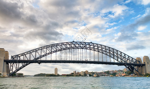港口船城市的悉尼港桥美丽景色从悉尼港游轮上图片