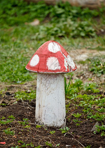 明亮的青草上蘑菇装饰雕像木制的鹅膏菌图片