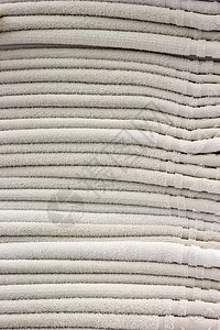 许多干净的白毛巾整齐地堆叠在一起洗过桩棉布图片