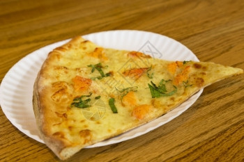 将纸板上的单片龙虾海鲜比萨披放在木质谷物桌上的纸盘具有复制空间的横向图象Rustic乳制品可口单身的图片