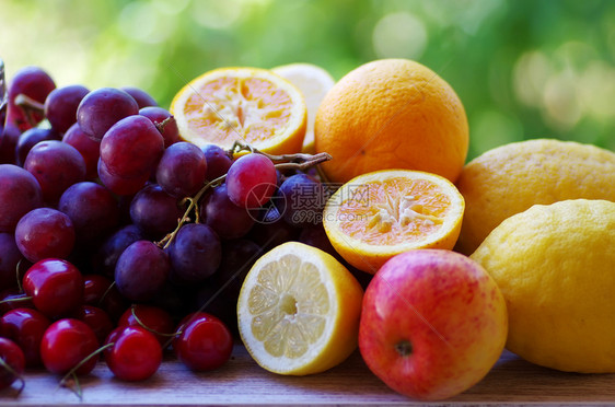 成熟桌上的柠檬水果樱桃和葡萄营养新鲜的图片