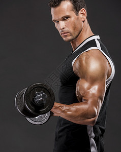 合身肌肉人举起重量在白色背景上隔离健康白种人图片