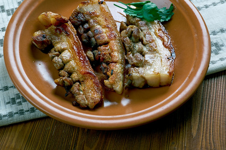锡萨龙外皮腹部Chicharron盘子一般包括炸猪肉肚子或烤皮图片