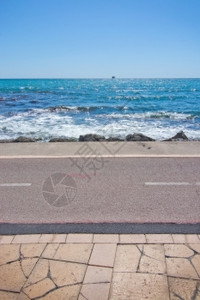 海滩西班牙马洛卡巴利阿里群岛和海滨自行车路线板海浪松绿水地平线和海边船只颜色木板路背景图片