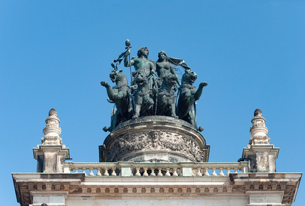 戈特弗里德国累斯顿蓝天空背景的Semperoper上方的Quadriga森珀歌剧院旅行图片