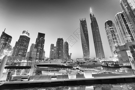 单色迪拜码头建筑夜间阿联酋迪拜码头建筑夜间阿联酋场景办公室图片