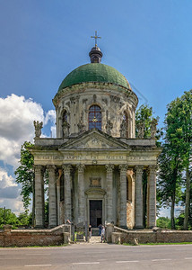 僧英石柱子Pidhirtsi乌克兰06721乌克兰Pidhirtsi村的圣和约瑟夫教堂在阳光明媚的夏日乌克兰的圣十字教堂图片
