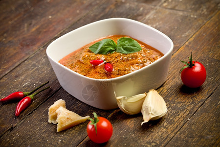 帕尔马干酪木制桌上配辣椒的西里番茄酱自制香气图片