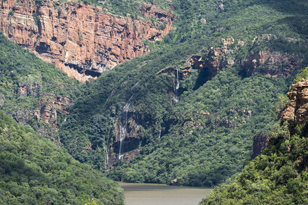 在布立德河附近的斯瓦迪尼大坝瀑布以拖龙堡为背景场风优美绿色图片