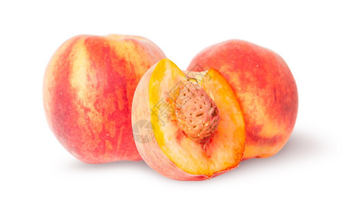 两整半的桃子在白色背景上被分离多汁的有机剪下图片