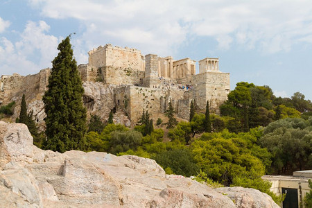艺术柱子希腊雅典大都会希腊从一个岩石状的山坡上观望着雅典娜图片