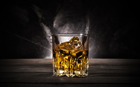 立方体麦芽琥珀色一杯加冰的黑大理石背景威士忌一杯加冰黑色背景的威士忌图片