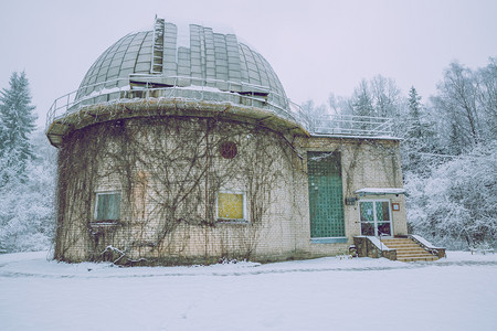 拉脱维亚Baldone市BaldoneWinter雪和建筑的旧天文台星空城市图片