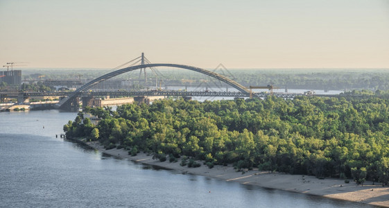乌克兰基辅Dnieper河和乌克兰基辅市Dnieper河和Kyiv市的景象从乌克兰基辅Dnieper河夏季清晨阳光明媚的图片