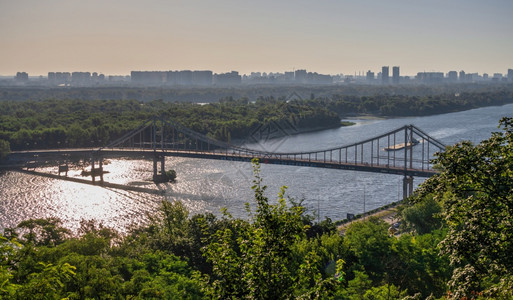 早晨晴天乌克兰基辅Dnieper河和乌克兰基辅市Dnieper河和Kyiv市的景象从乌克兰基辅Dnieper河夏季清晨阳光明媚的图片