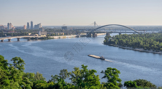 乌克兰基辅Dnieper河和乌克兰基辅市Dnieper河和Kyiv市的景象从乌克兰基辅Dnieper河夏季清晨阳光明媚的行人桥上图片