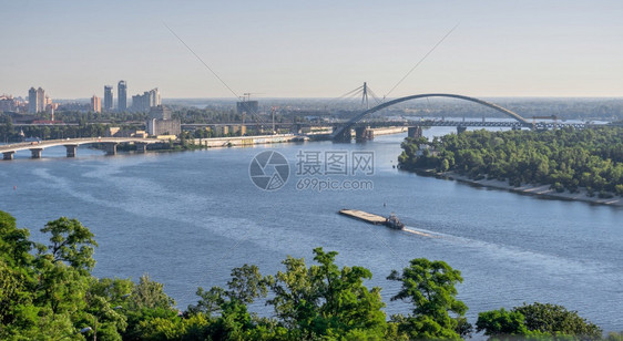 乌克兰基辅Dnieper河和乌克兰基辅市Dnieper河和Kyiv市的景象从乌克兰基辅Dnieper河夏季清晨阳光明媚的行人桥上图片