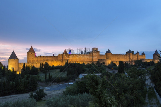 西方目的地旅游中世纪堡垒和在法国西南部LanguedocRoussillon地区的Ccarcassonne城墙状的卡尔松市Car图片