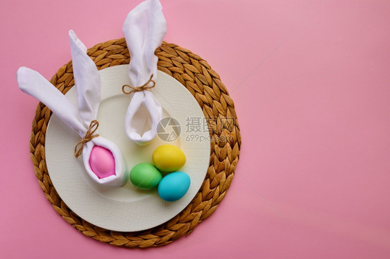 装饰板上的复活节鸡蛋粉红色背景顶端观赏Paschal食品活动装饰节日庆祝活动标志装饰板上的复活节鸡蛋粉红色背景丰富多彩的图片
