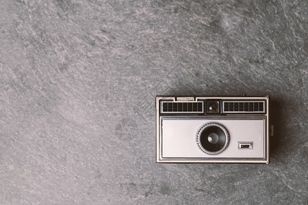 灰石背景上的Retro经典35毫米照相机最小的电影概念图片