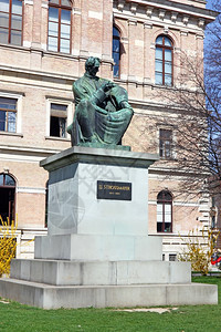 雕塑作者克罗地亚萨格勒布克罗地亚科学艺术院后方公园的IvanMestrovic著Strossmayer主教雕像欧洲的图片