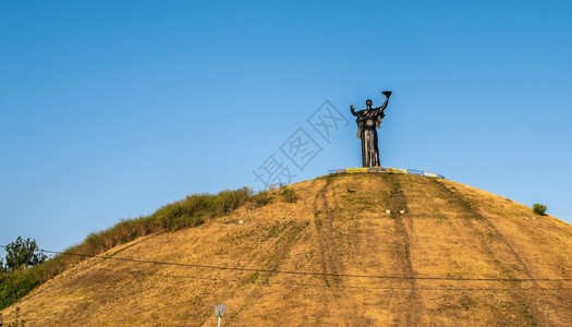 乌克兰切尔卡瑟0712乌克兰切尔卡瑟的荣耀山和祖国纪念碑在阳光明媚的夏日早晨乌克兰切尔卡瑟的荣耀山第聂伯河晴天一种图片