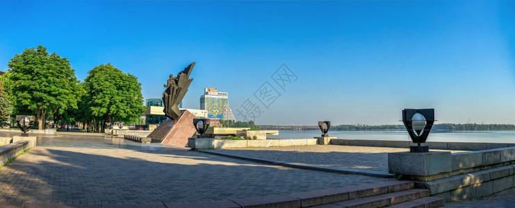 旅行游历史乌克兰第聂伯罗07182阳光明媚的夏日乌克兰第聂伯罗河堤上的阿富汗阵亡战士纪念碑乌克兰第聂伯罗阵亡阿富汗战士纪念碑图片