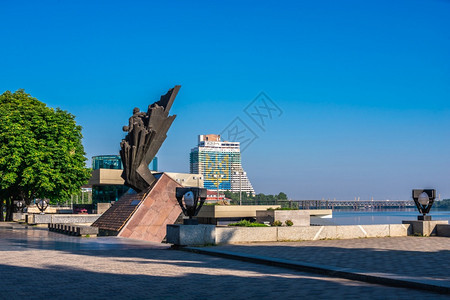 一种旅行乌克兰第聂伯罗07182阳光明媚的夏日乌克兰第聂伯罗河堤上的阿富汗阵亡战士纪念碑乌克兰第聂伯罗阵亡阿富汗战士纪念碑旅游图片