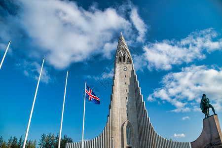 建筑学雷克雅未大教堂在阳光明媚的一天冰岛挥着天空蓝色的图片