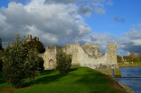 旅途愉快城堡废墟阿达雷爱尔兰阳光照耀着德斯蒙城堡的废墟图片
