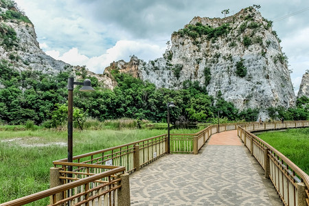 叻丕府摄影KhaoNgooRock公园在泰国拉恰布里省KooNgoo山岩石公园的步行道上帕克兰图片
