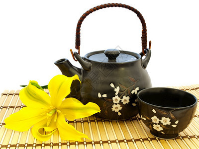 白背景茶集与百丽花一起在马特与莉花一起茶壶瓷垫图片