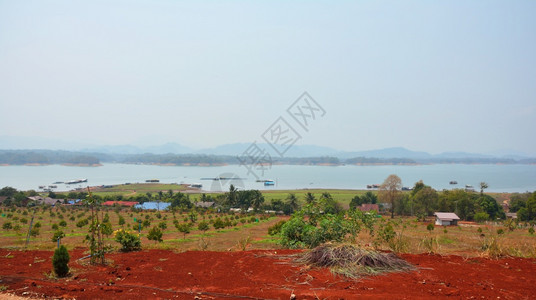 湖边的风景前面有一个村庄背景是山上的一个村庄红色正面进化图片