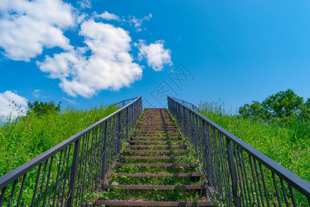 旅行信仰风景优美上天堂的阶梯草地间楼蓝色天空上堂楼梯背景图片