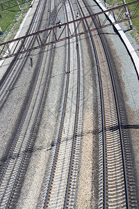 未来线条财富火车站入口处的铁路线和滑板开关图片