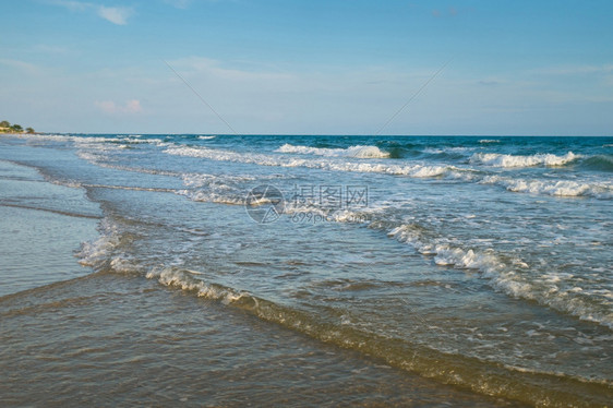 放松热带海滩有清水和蓝天空夏溅图片