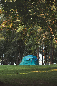 林中露营的帐篷图片