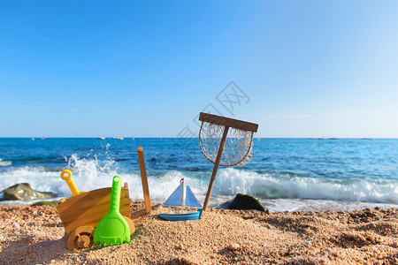 沙滩上手推车和其他古老玩具地平线自由支撑图片