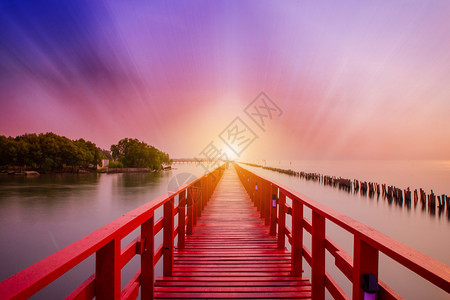 河泰国红桥SamutSakhon桥上沙滩海边的红桥长阳光天树假期夏图片
