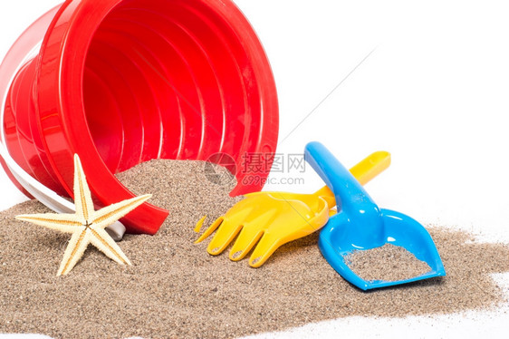 孩子们儿童在海滩玩具上被白种背景孤立蓝色的工具图片