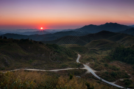 美丽山上的景观早晨日出NernChangSuekPilokKanchanaburiNernSuek日落神经图片