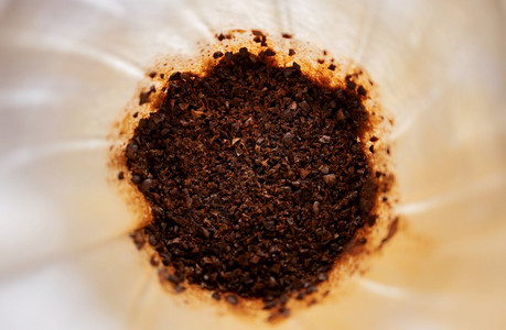 热的咖啡Drip概念家庭团队在Dripper顶端视图中关闭湿咖啡场滴头厨房图片