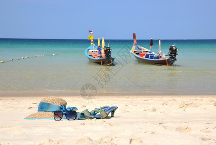 印度人松弛泰国普吉岛沙滩的草帽船图片